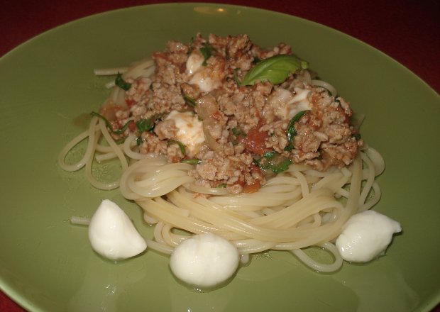 Fotografia przedstawiająca Spagetti bolognese  z rucolą i mini Mozzarelą