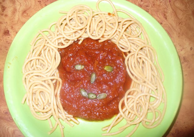 Fotografia przedstawiająca Spagetti pełne ziarno z sosem