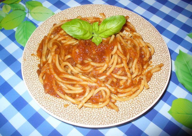 Fotografia przedstawiająca Spagetti   pełnoziarniste z sosem
