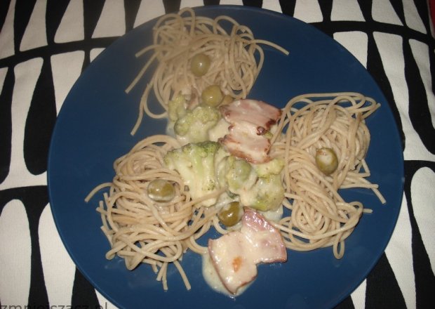 Fotografia przedstawiająca Spagetti po mojemu z oliwkami