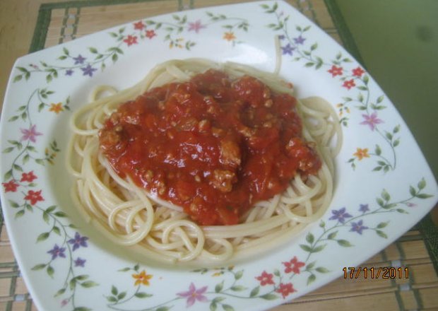 Fotografia przedstawiająca Spagetti pomidorowe błyskawiczne