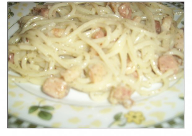 Fotografia przedstawiająca Spagetti z boczkiem i parmezanem