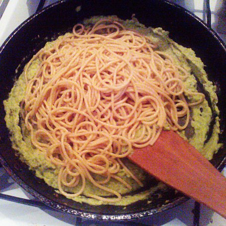 Krok 9 - Spagetti z brokułowym pesto foto