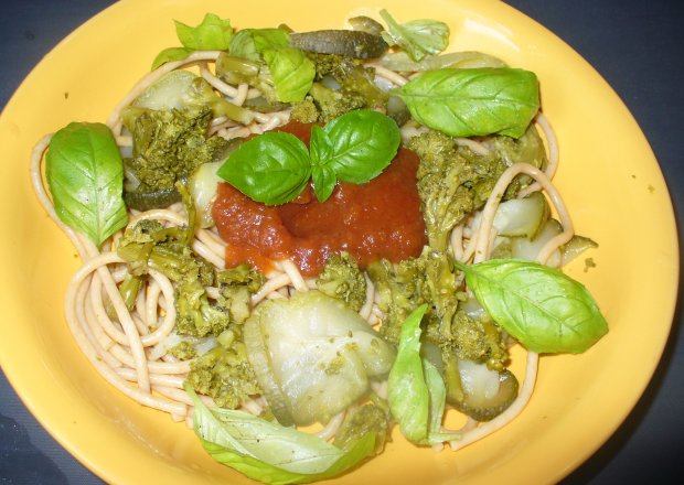 Fotografia przedstawiająca Spagetti z cukinią i brokułem
