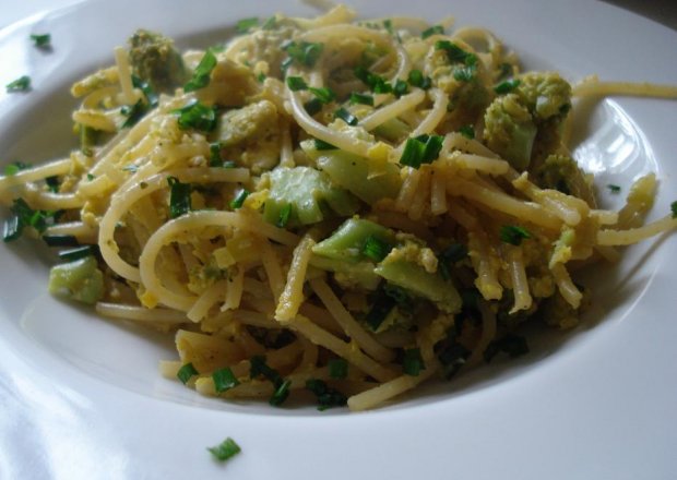 Fotografia przedstawiająca Spagetti z jajkiem na zielono