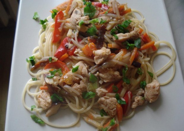 Fotografia przedstawiająca Spagetti z kurczakiem i orientalnym sosem