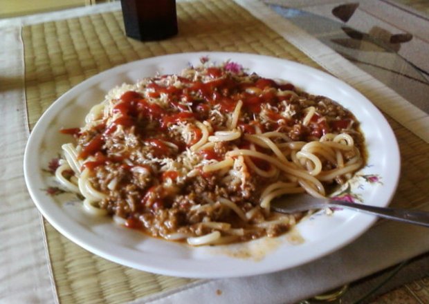Fotografia przedstawiająca Spagetti z mielonym mięsem i pomidorem.