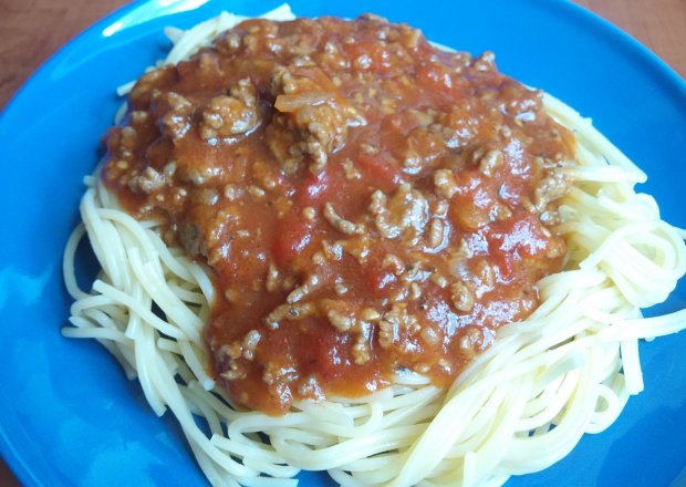 Fotografia przedstawiająca Spagetti z mięsem i pomidorami