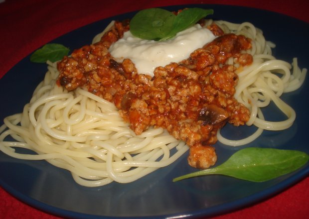 Fotografia przedstawiająca Spagetti z mięsem mielonym i białym sosem