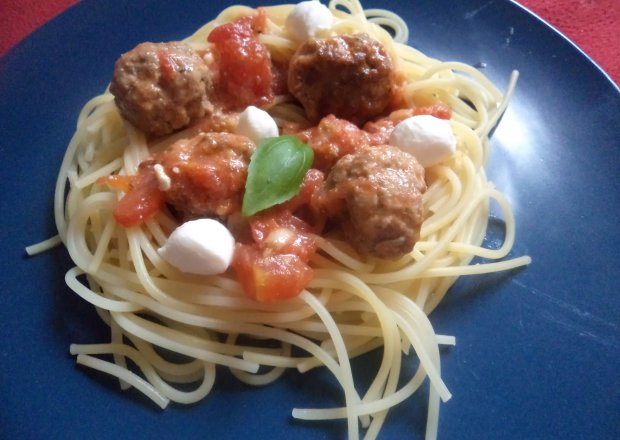 Fotografia przedstawiająca Spagetti z mięsnymi kulkami i mini Mozzarelką :)