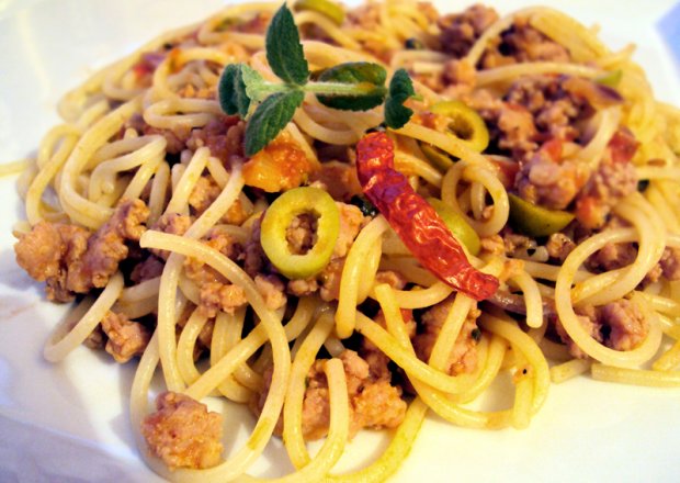 Fotografia przedstawiająca Spagetti z oliwkami i zielonym pieprzem