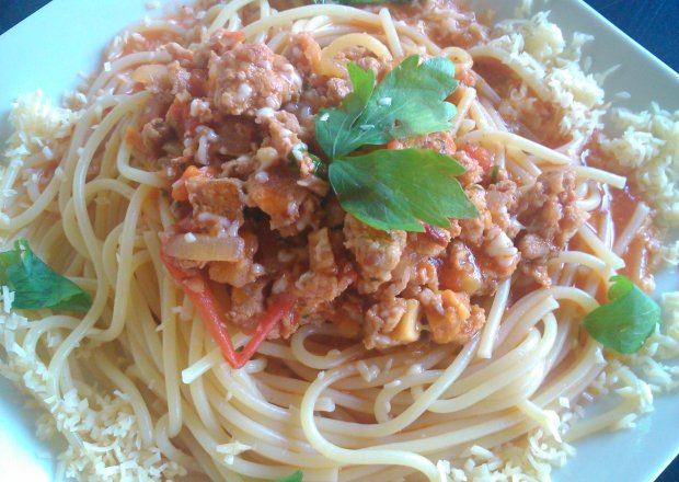 Fotografia przedstawiająca Spagetti z parmezanem i lubczykiem