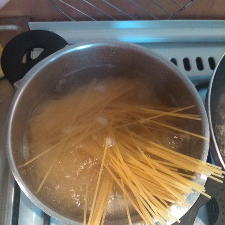 Krok 2 - Spagetti z parmezanem i lubczykiem foto