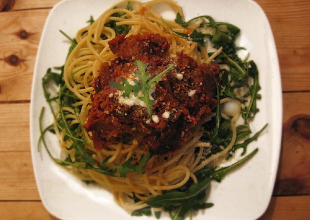 Fotografia przedstawiająca Spagetti z parmezanowymi  klopsami