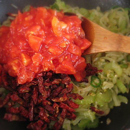 Krok 2 - Spagetti z parmezanowymi  klopsami foto