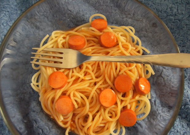 Fotografia przedstawiająca Spagetti z parówkami
