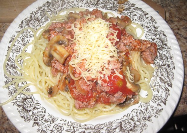 Fotografia przedstawiająca spagetti z pieczarkami i mięsem mielonym