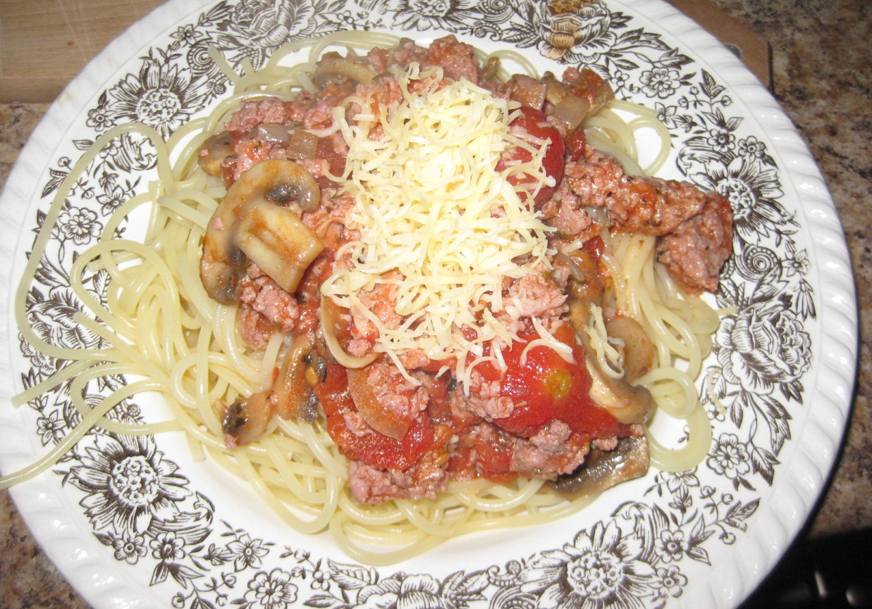 spagetti z pieczarkami i mięsem mielonym foto