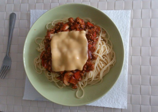 Fotografia przedstawiająca spagetti z pieczarkami i papryką
