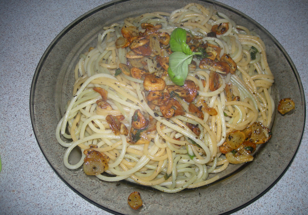 spagetti z płatkami czosnkowmi, bazylią i mozarellą foto