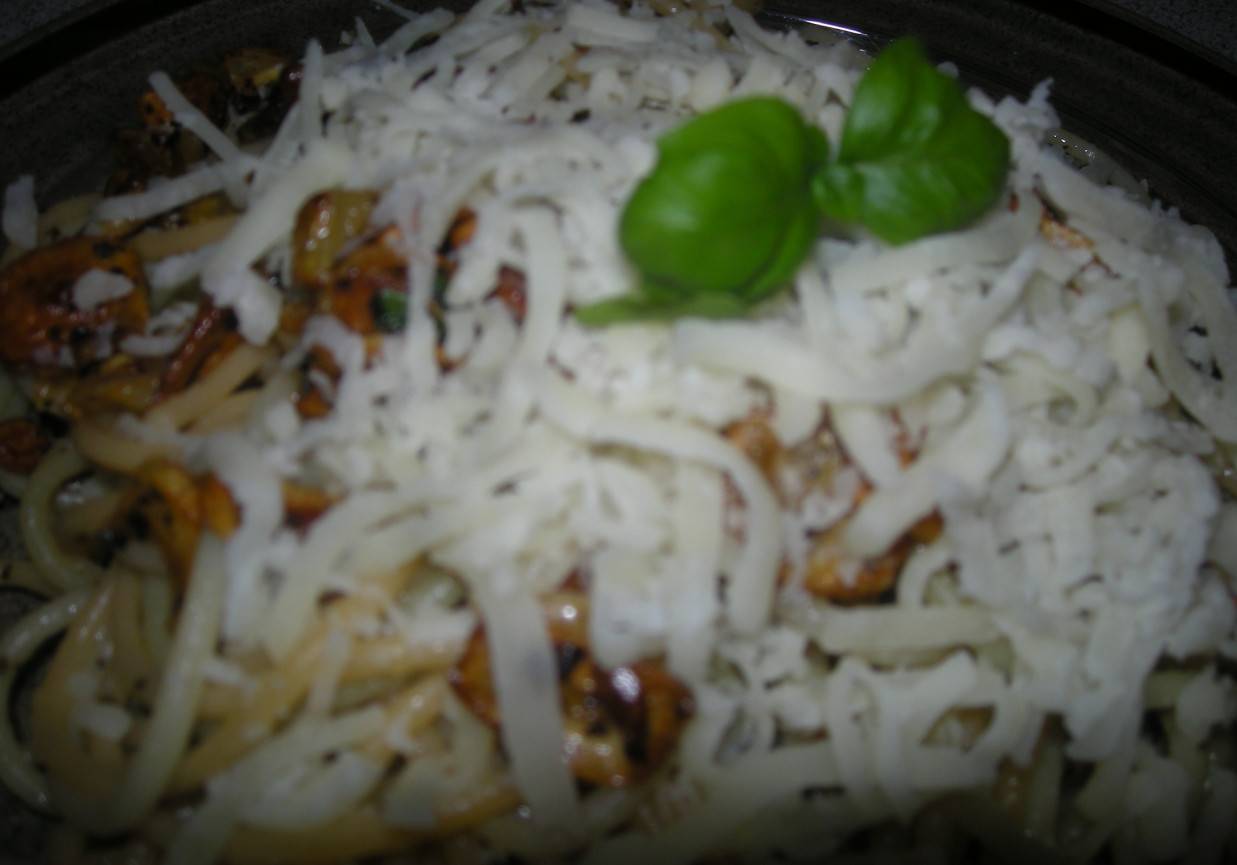 spagetti z płatkami czosnkowmi, bazylią i mozarellą foto