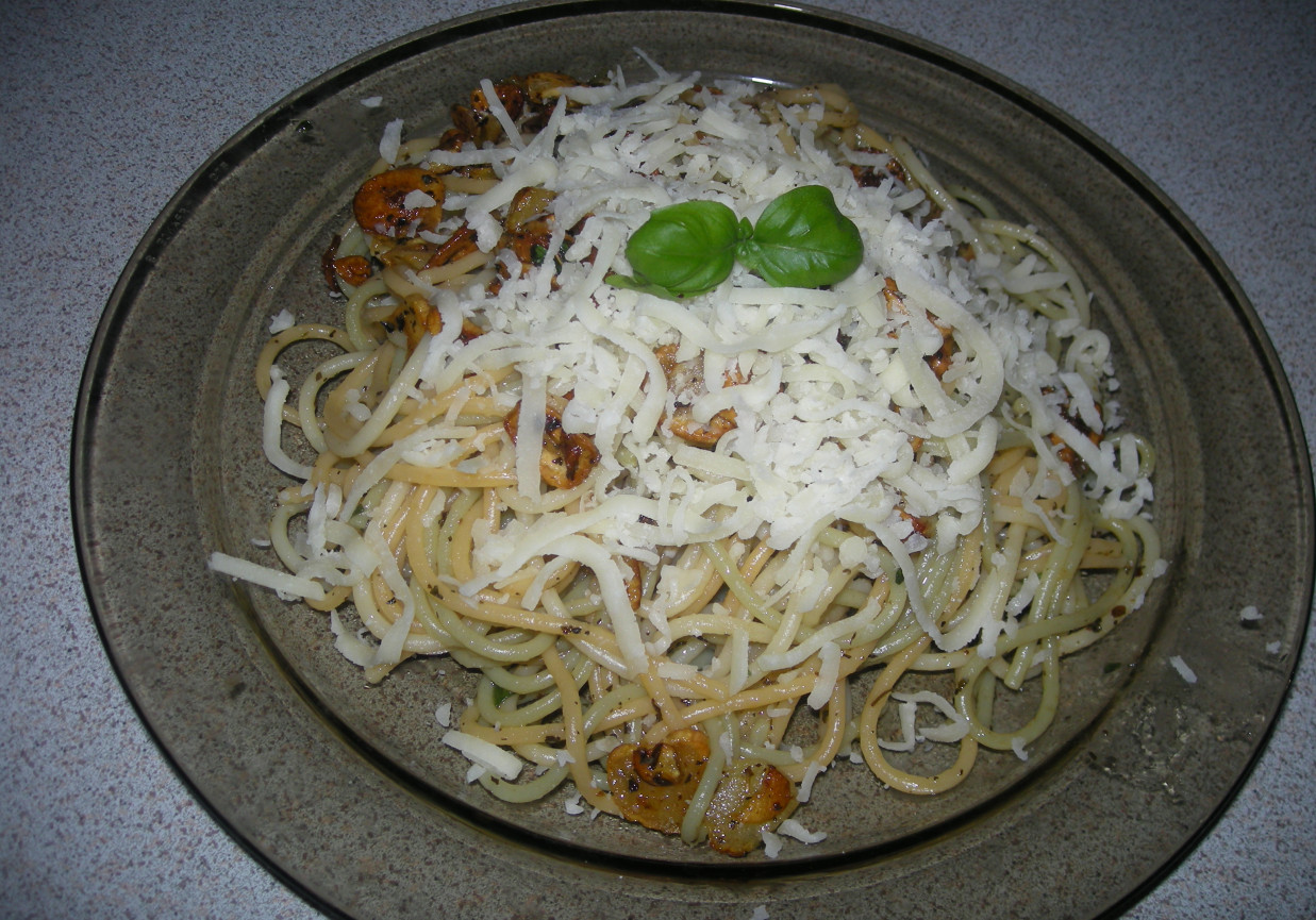 spagetti z płatkami czosnkowmi, bazylią i mozarellą foto