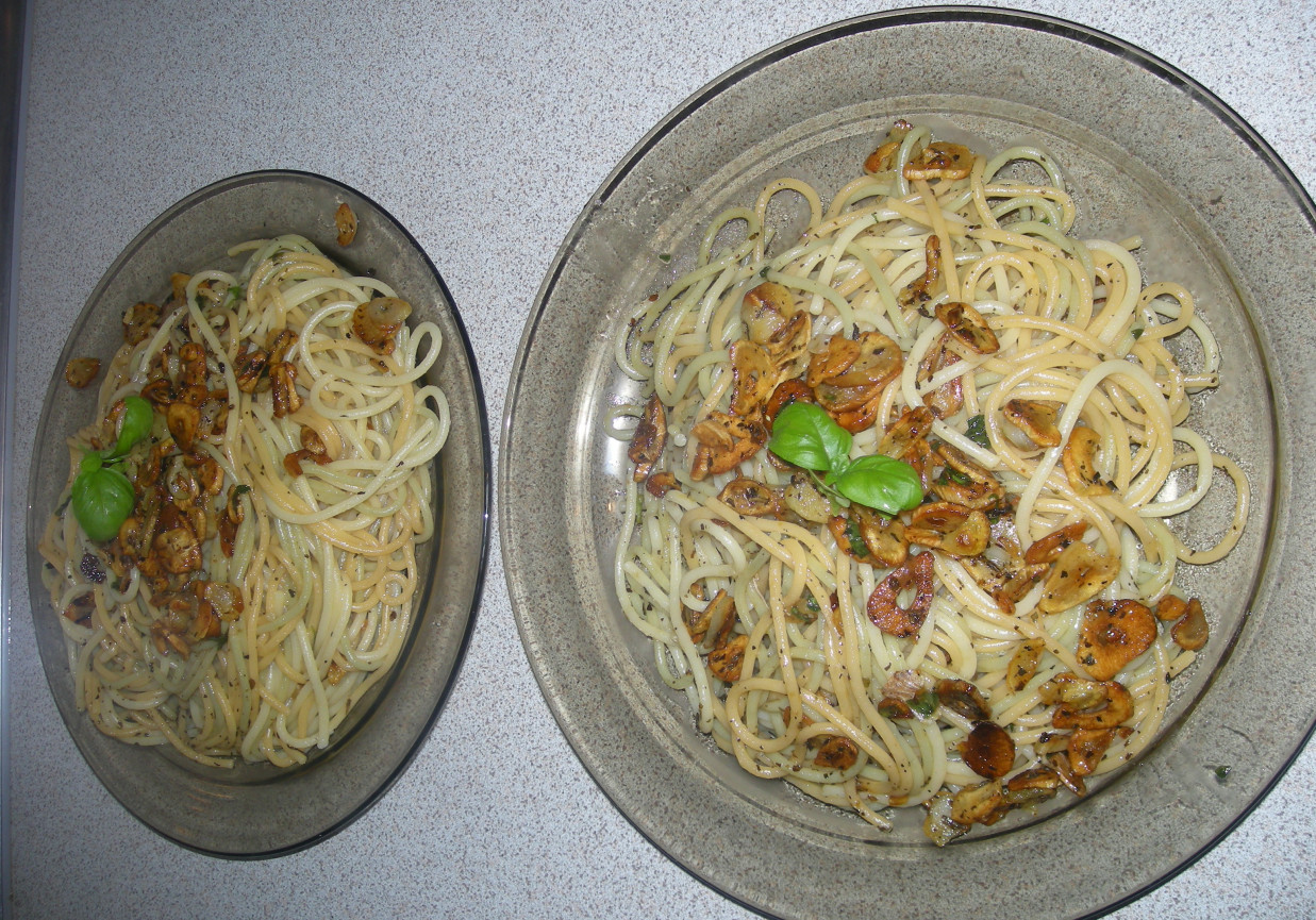 spagetti z płatkami czosnkowmi, bazylią i mozarellą foto