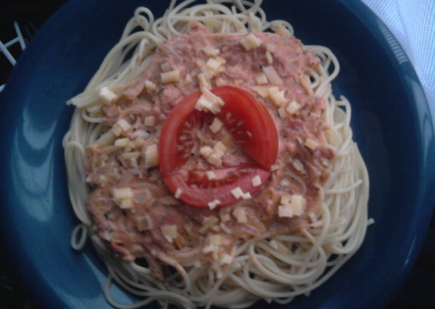 Fotografia przedstawiająca Spagetti z pomidorami i mascarpone