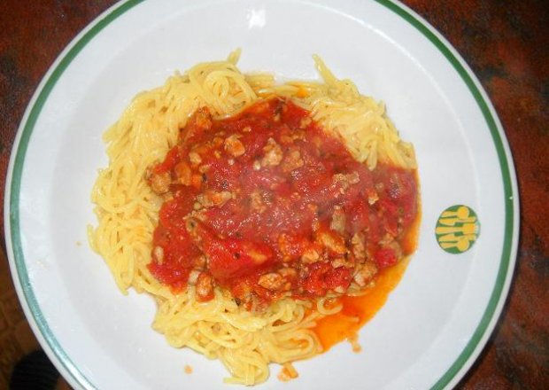 Fotografia przedstawiająca Spagetti z pomidorów dla dziecka
