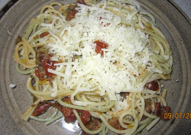 Fotografia przedstawiająca spagetti z porem i suszonymi pomidorami