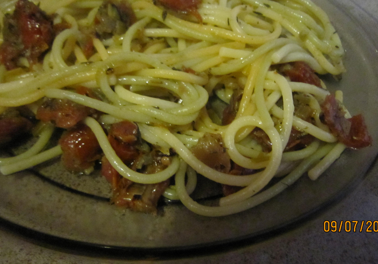 spagetti z porem i suszonymi pomidorami foto