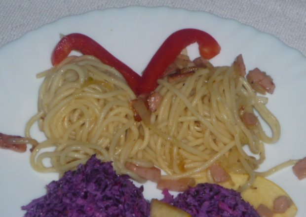 Fotografia przedstawiająca Spagetti z przesmażoną mortadelą i cebulą
