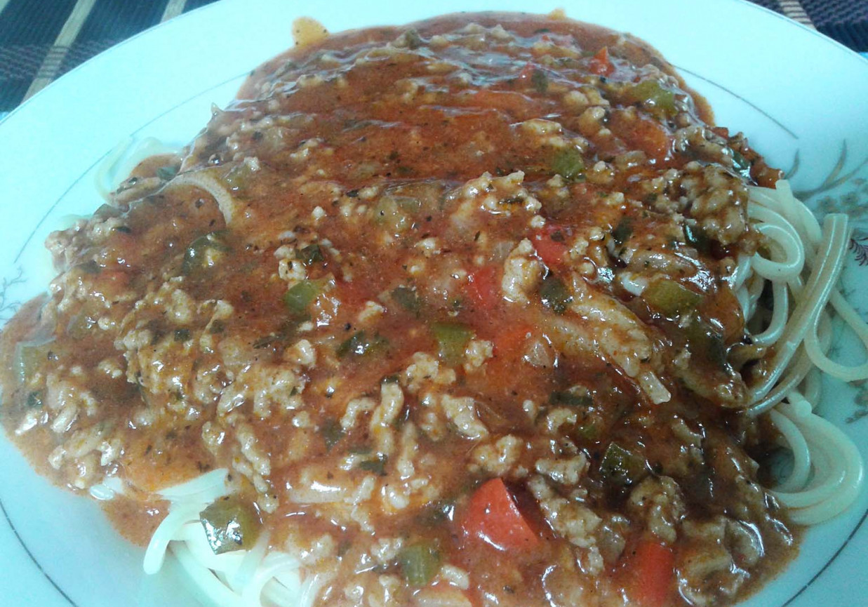 Spagetti z sosem mięsno warzywnym foto