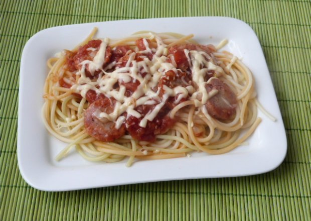 Fotografia przedstawiająca Spagetti z sosem pomidorowym i kielbasą