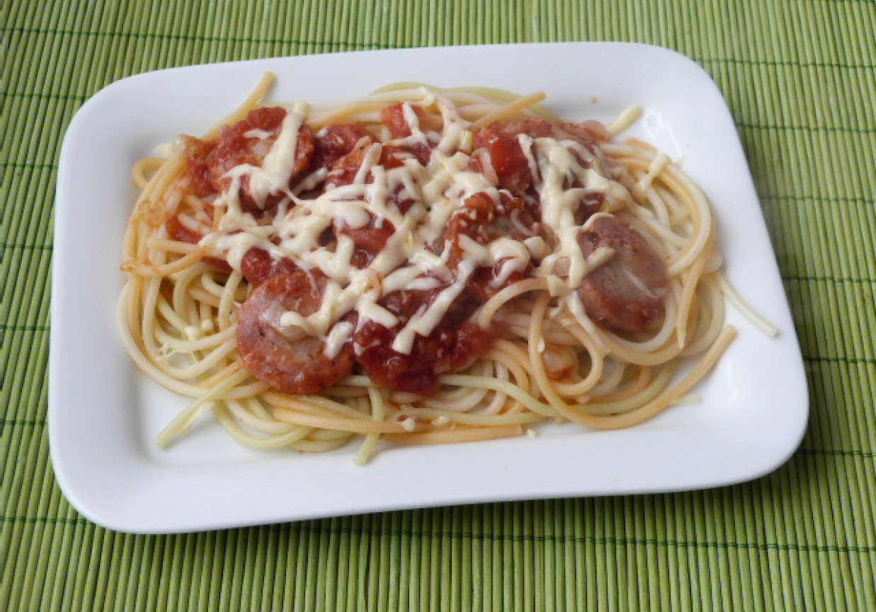 Spagetti z sosem pomidorowym i kielbasą foto