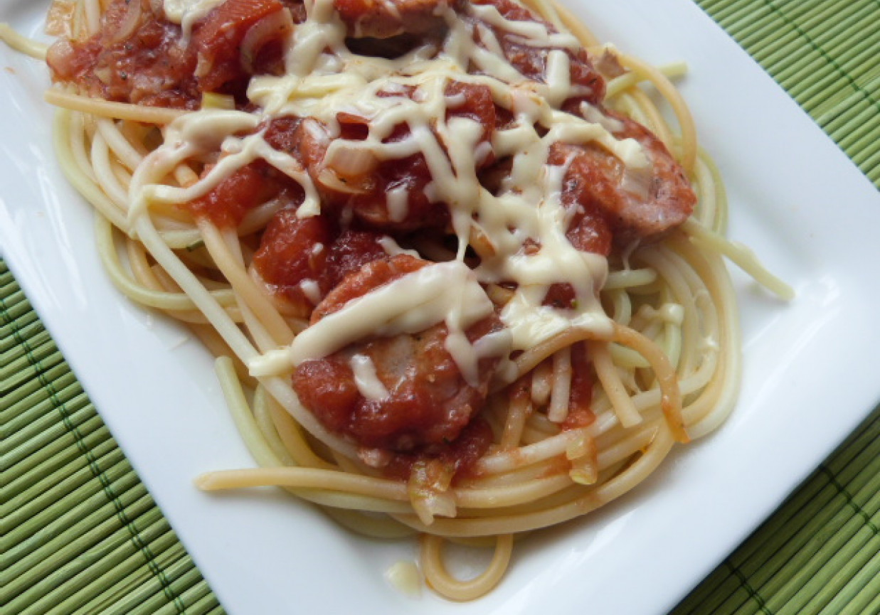 Spagetti z sosem pomidorowym i kielbasą foto