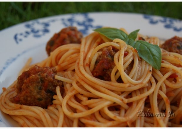 Fotografia przedstawiająca Spagetti z sosem pomidorowym i mięsnymi kulkami