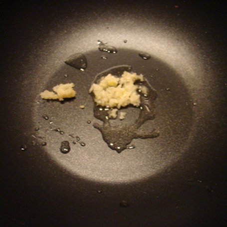Krok 1 - Spagetti z sosem pomidorowym z oliwkami, kaparami i mozarellą foto