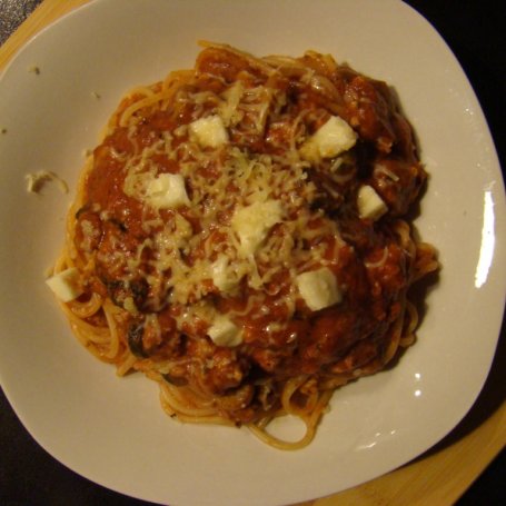 Krok 10 - Spagetti z sosem pomidorowym z oliwkami, kaparami i mozarellą  foto