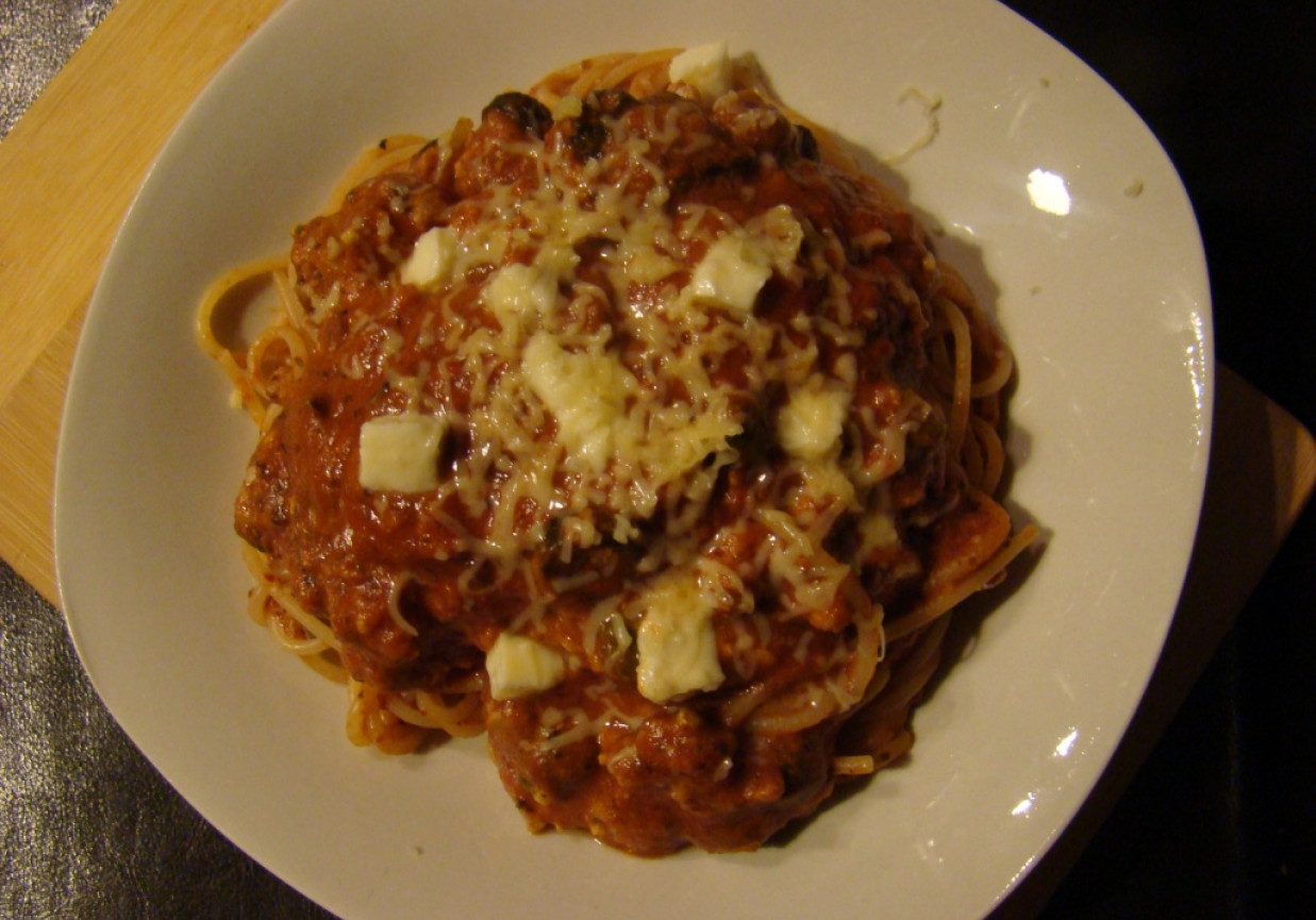 Spagetti z sosem pomidorowym z oliwkami, kaparami i mozarellą  foto