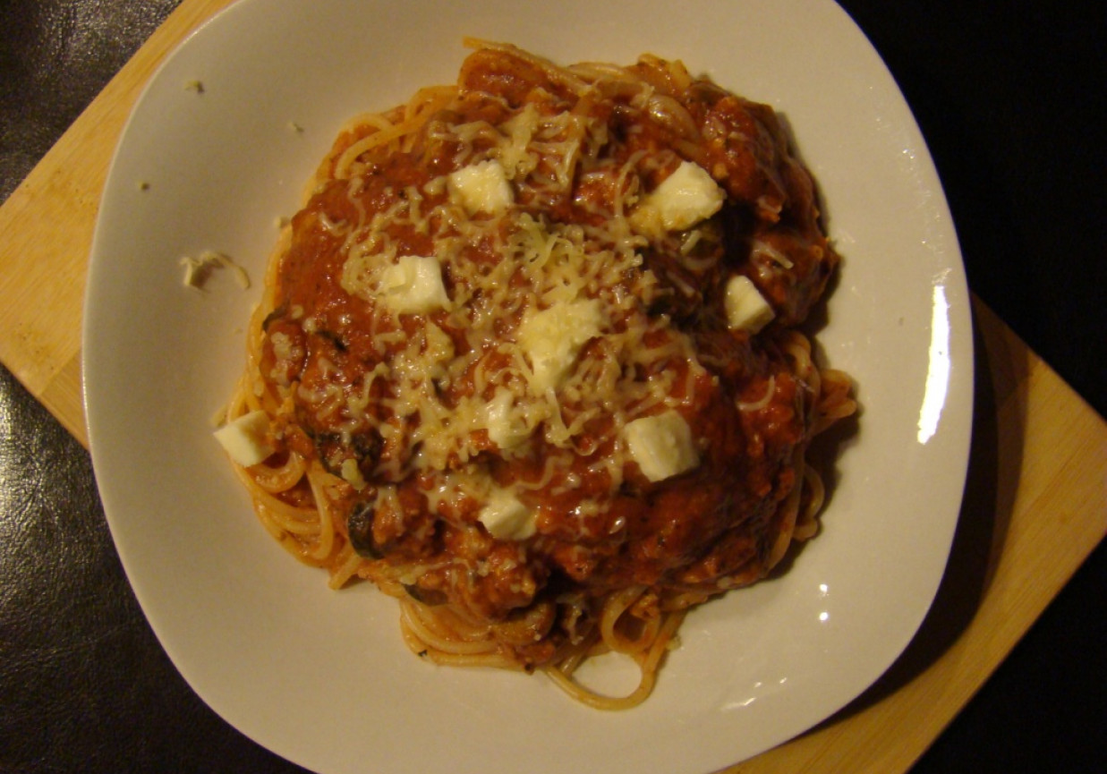 Spagetti z sosem pomidorowym z oliwkami, kaparami i mozarellą  foto