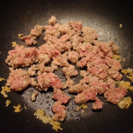 Krok 2 - Spagetti z sosem pomidorowym z oliwkami, kaparami i mozarellą foto