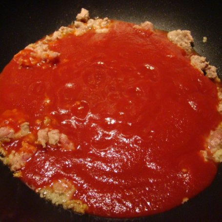 Krok 3 - Spagetti z sosem pomidorowym z oliwkami, kaparami i mozarellą  foto