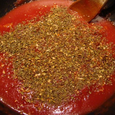 Krok 4 - Spagetti z sosem pomidorowym z oliwkami, kaparami i mozarellą  foto