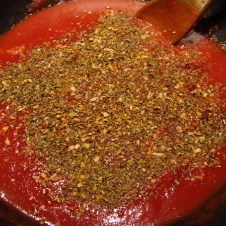 Krok 4 - Spagetti z sosem pomidorowym z oliwkami, kaparami i mozarellą foto