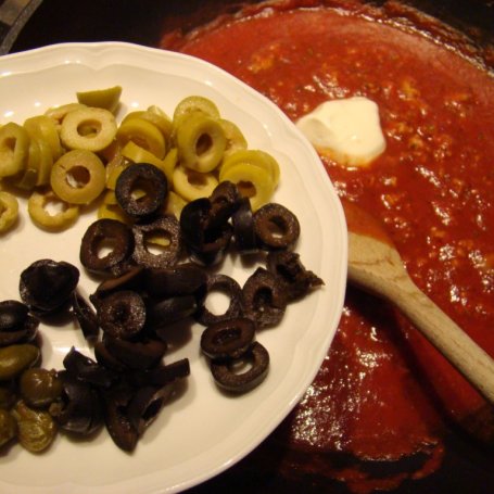 Krok 5 - Spagetti z sosem pomidorowym z oliwkami, kaparami i mozarellą  foto