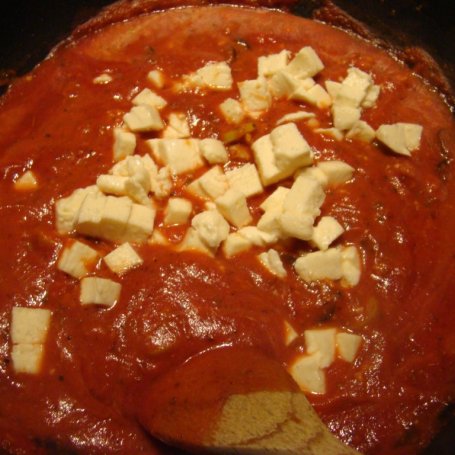 Krok 6 - Spagetti z sosem pomidorowym z oliwkami, kaparami i mozarellą  foto