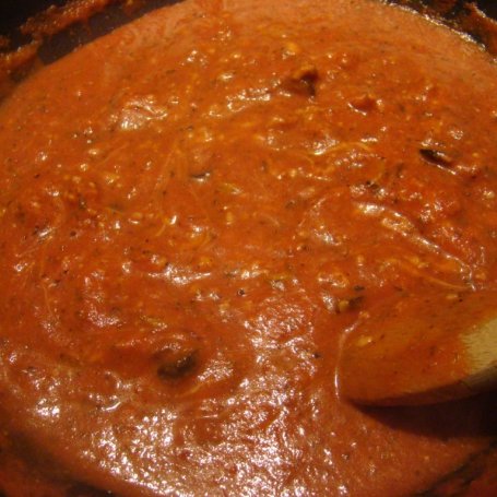 Krok 7 - Spagetti z sosem pomidorowym z oliwkami, kaparami i mozarellą foto