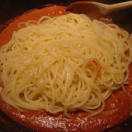 Krok 8 - Spagetti z sosem pomidorowym z oliwkami, kaparami i mozarellą  foto