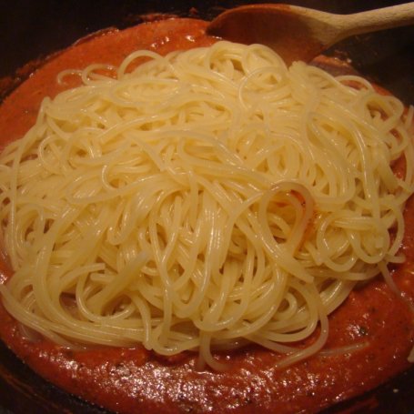 Krok 8 - Spagetti z sosem pomidorowym z oliwkami, kaparami i mozarellą foto
